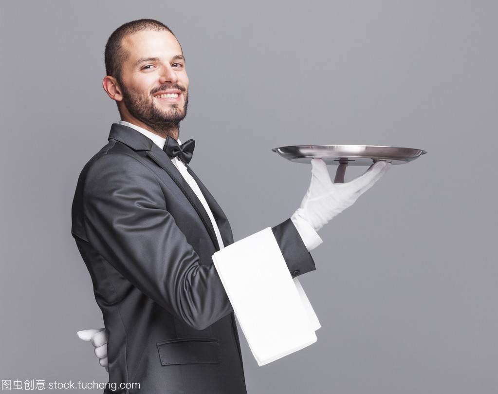 微笑服務 餐飲業的手持銀托盤之美